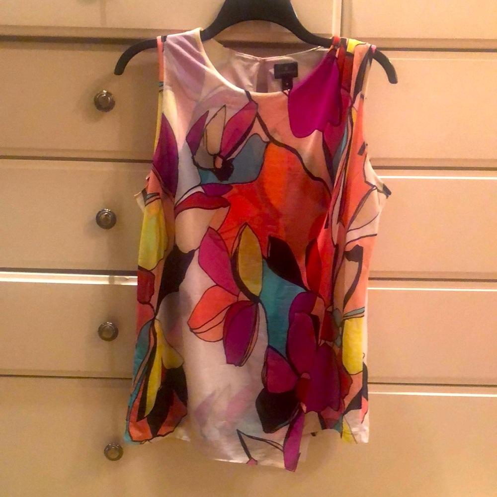 A beautiful multicolor top.